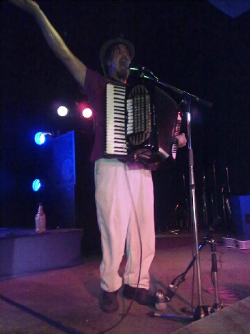 Jason Webley @ The Zoo—photo by Zen's dodgy phone